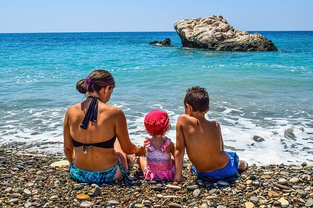 tři děti na pláži