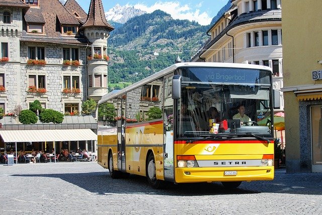 Autobus projíždějící městem