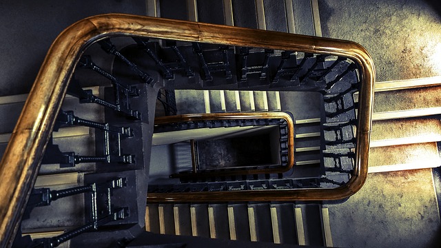 Pohled shora na schodiště domu