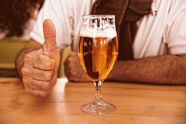 sklenice na stopce muž s pivem
